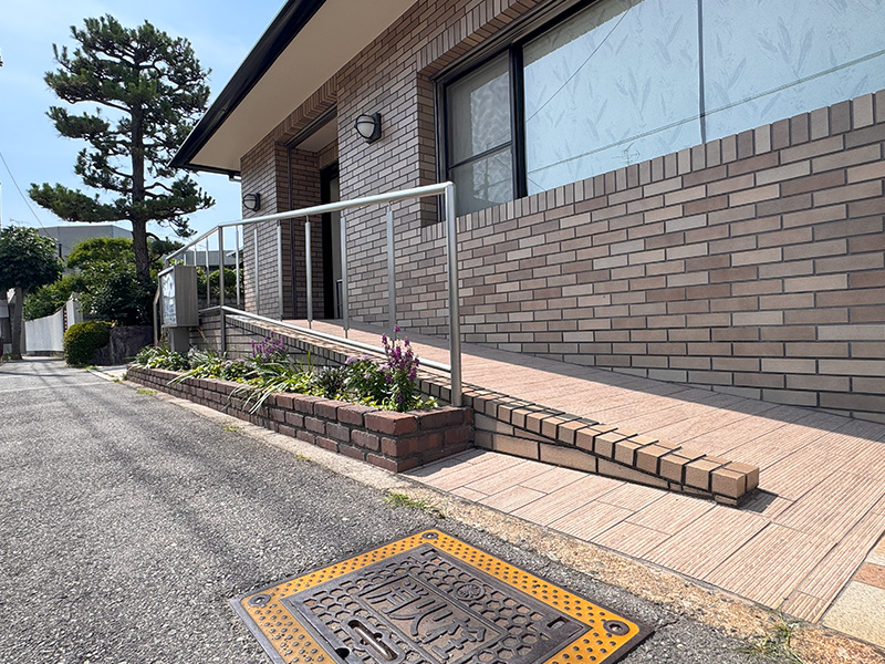 入り口前スロープ